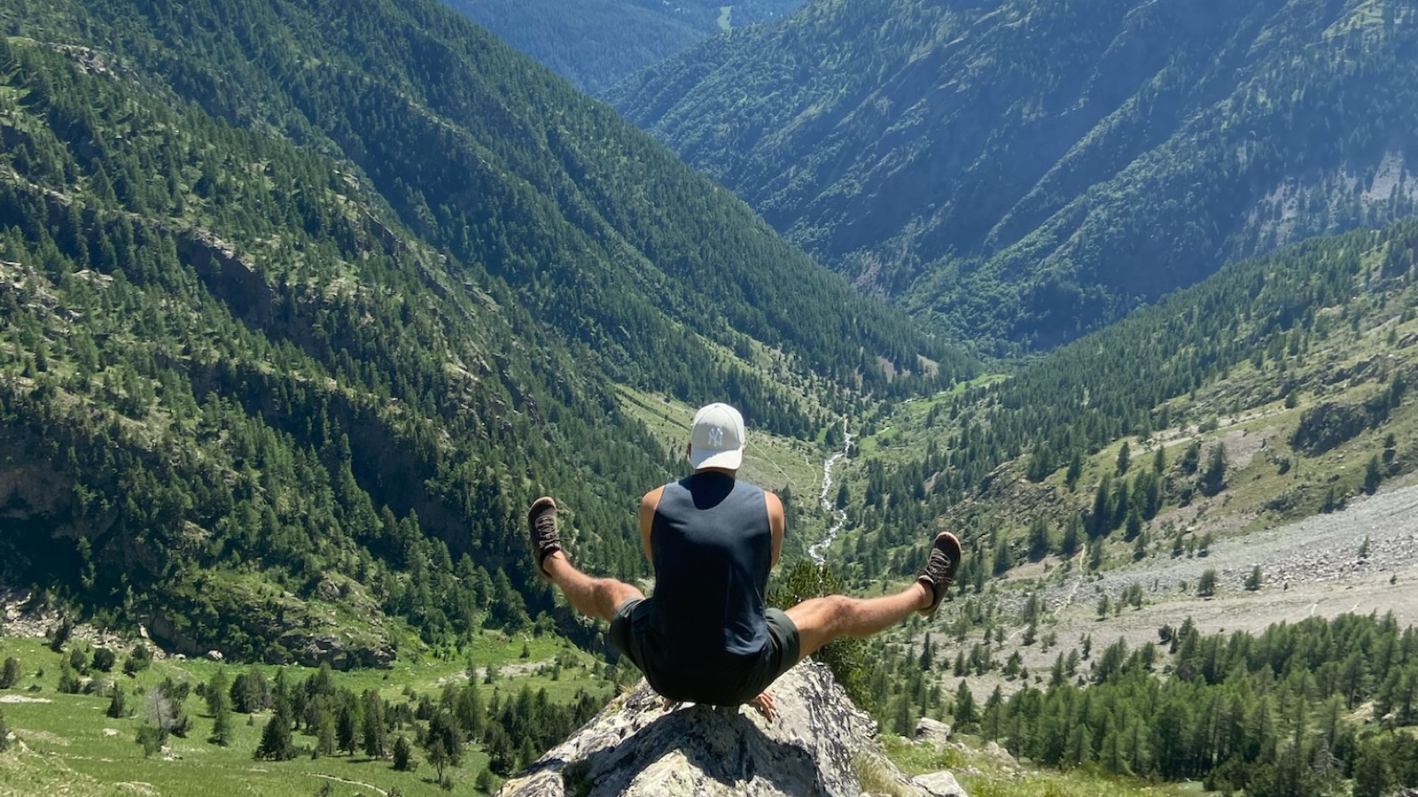 Lucas Dave assis face à une vallée de montagne