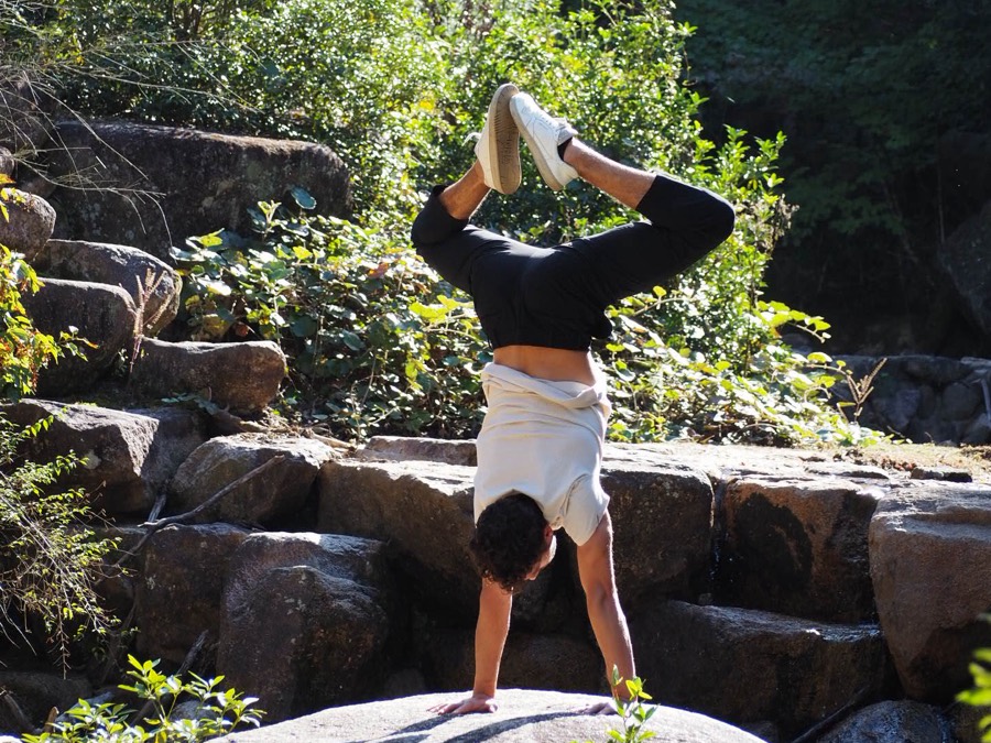 Lucas Dave en handstand sur un rocher