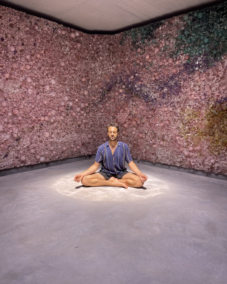 Lucas Dave assis en méditation